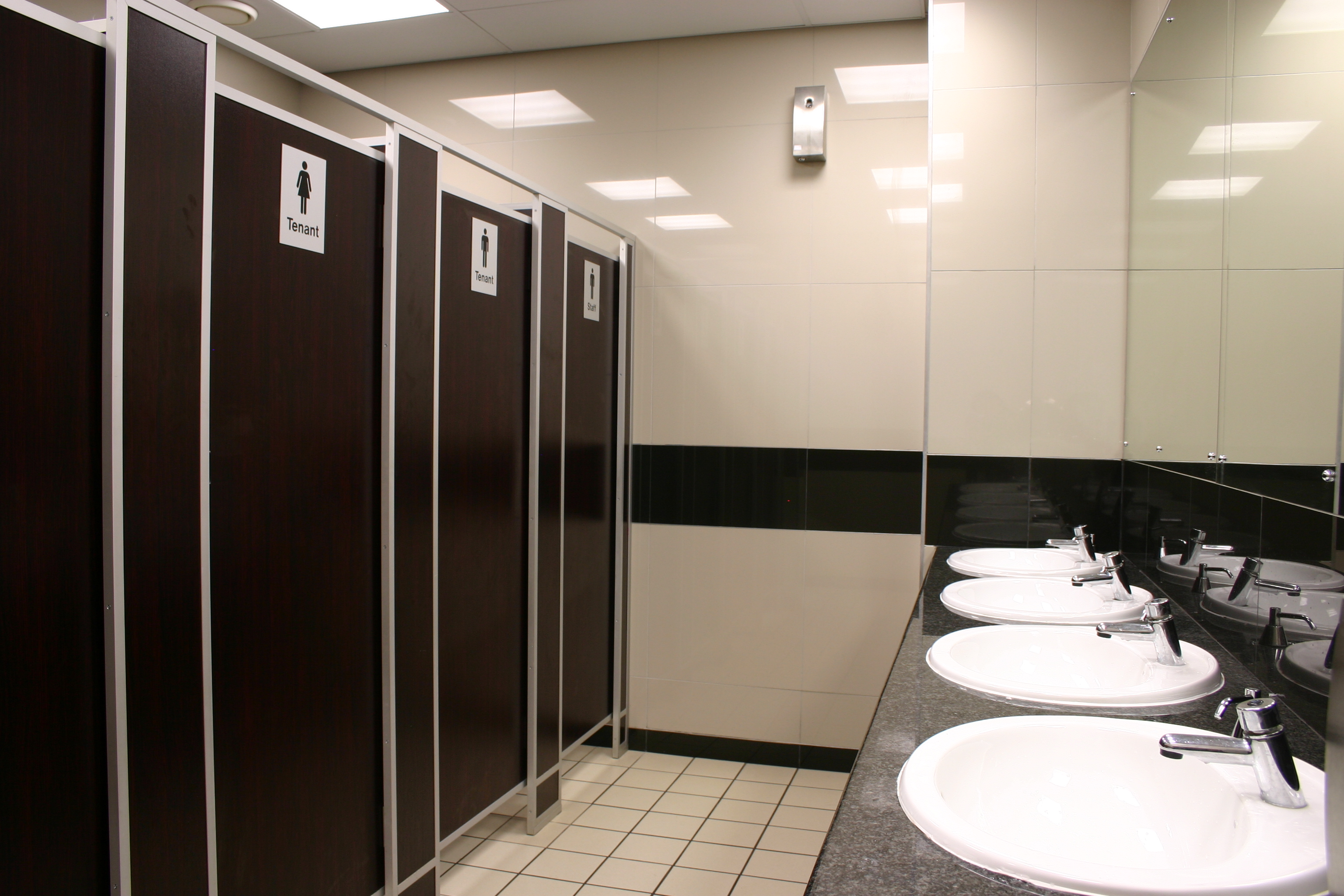 Partisi Toilet Tual